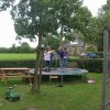 spelen op de trampoline